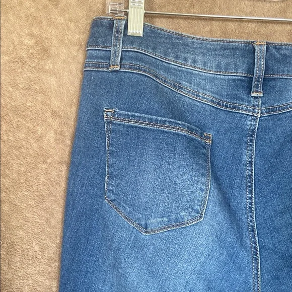 1822 Denim Women's Cropped Capri Jeans - Picture 7 of 9